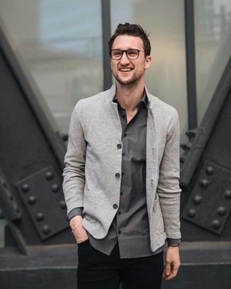 Comment porter une veste en tricot grise pour un style chic decontractés quand il fait chaud