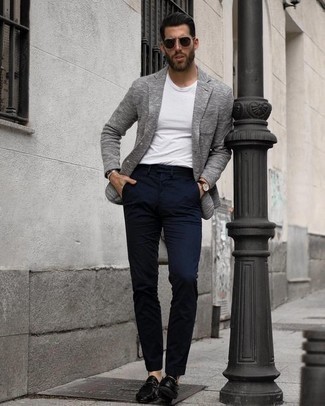 Comment porter une veste en tricot grise pour un style chic decontractés quand il fait chaud