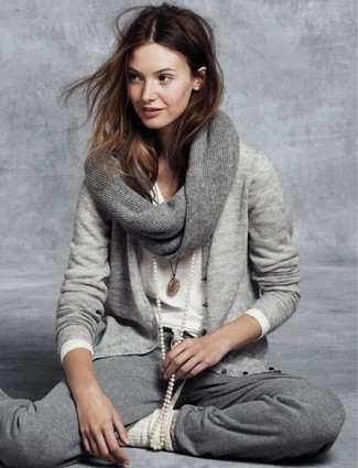 Comment porter une écharpe en tricot grise