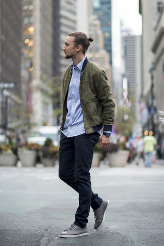 Comment porter des baskets basses en cuir grises