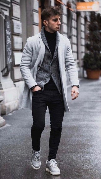 Comment porter des baskets basses en cuir grises
