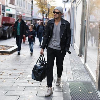 Comment porter des baskets basses en cuir grises