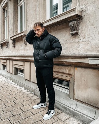 Comment porter des baskets basses en cuir grises quand il fait froid