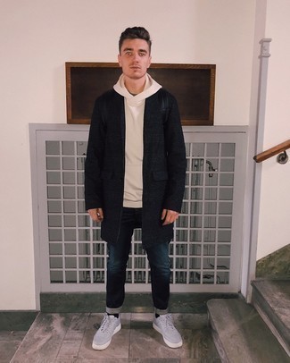 Comment porter des baskets basses en cuir grises quand il fait froid