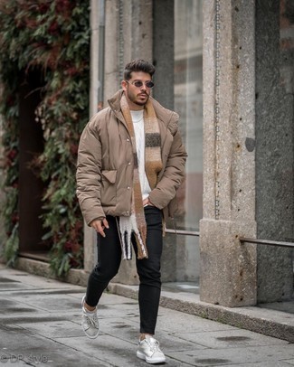 Comment porter des baskets basses en cuir grises quand il fait froid