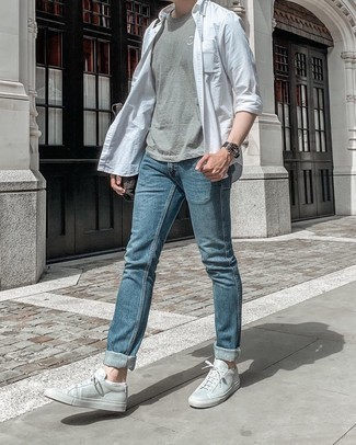 Comment porter des baskets basses en cuir grises