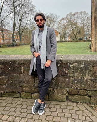 Comment porter des baskets basses en cuir grises quand il fait froid