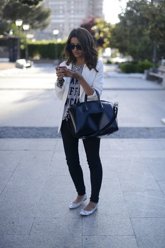 Comment porter des chaussures en cuir grises au printemps
