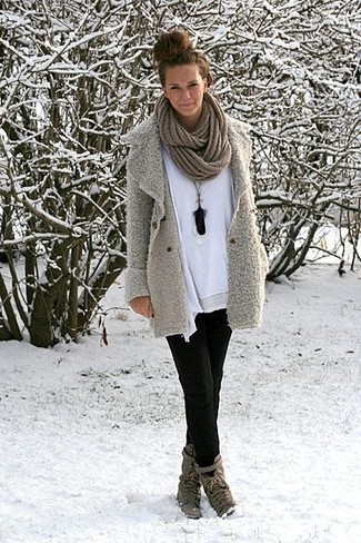 Comment porter des chaussures en cuir grises au printemps