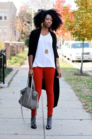 Comment porter des chaussures en cuir grises au printemps