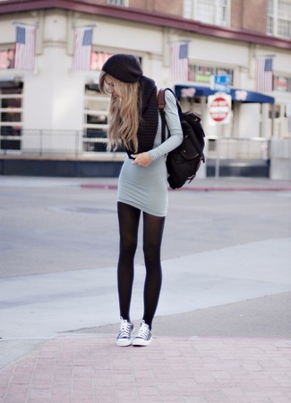 Comment porter des baskets basses grises avec une robe-pull grise