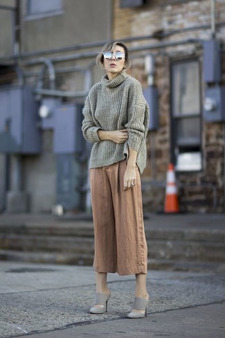 Comment porter des mules grises quand il fait chaud