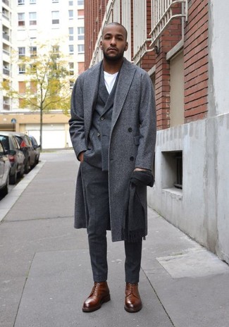 Un blazer à porter avec un pardessus gris