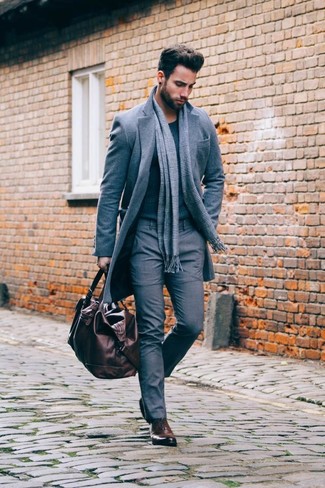 Des chaussures richelieu à porter avec un pardessus gris