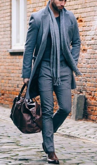 Des chaussures richelieu à porter avec un pardessus gris