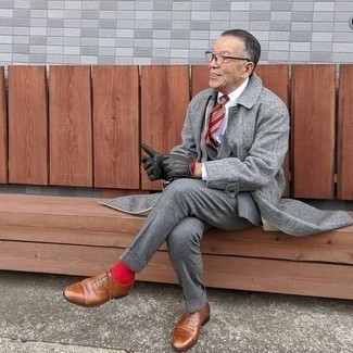 Des chaussures richelieu à porter avec un pardessus gris