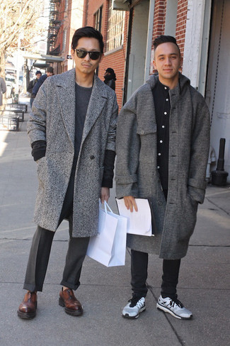 Des chaussures richelieu à porter avec un pardessus gris