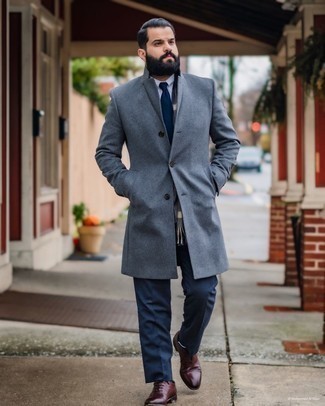 Des chaussures richelieu à porter avec un pardessus gris