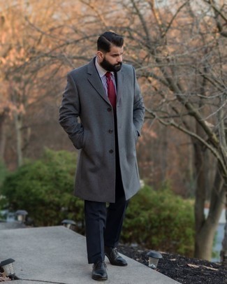 Des chaussures richelieu à porter avec un pardessus gris