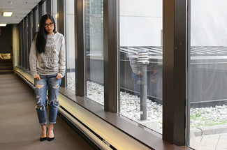 Des escarpins à porter avec un pull surdimensionné gris