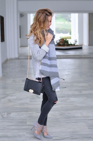 Des escarpins à porter avec un pull surdimensionné gris