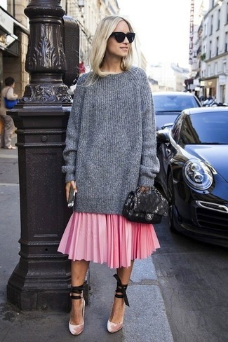 Des escarpins à porter avec un pull surdimensionné gris