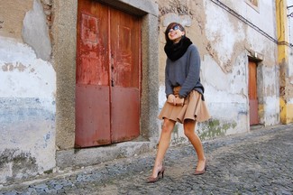 Des escarpins à porter avec un pull surdimensionné gris