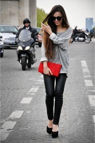 Des escarpins à porter avec un pull surdimensionné gris
