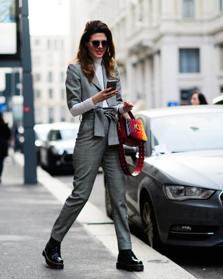 Comment porter un blazer écossais gris