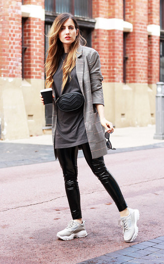 Comment porter un blazer écossais gris