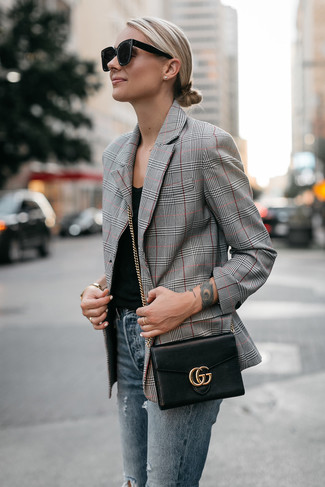 Comment porter un blazer écossais gris