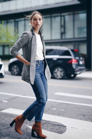 Comment porter un blazer écossais gris