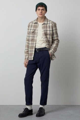 Comment porter une chemise à manches longues en flanelle écossaise grise