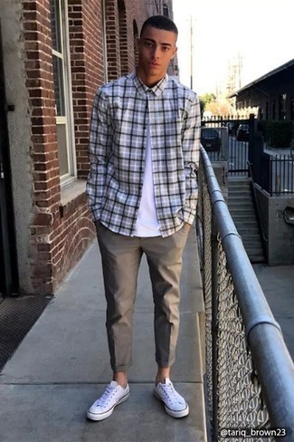 Comment porter une chemise à manches longues en flanelle écossaise grise
