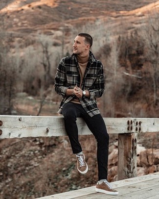 Comment porter une chemise à manches longues en flanelle écossaise grise