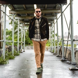 Comment porter une chemise à manches longues en flanelle écossaise grise