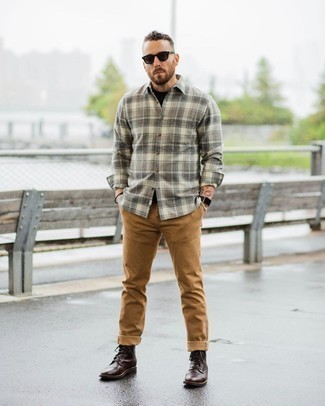 Comment porter une chemise à manches longues en flanelle écossaise grise