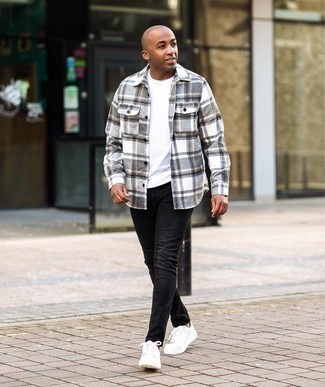 Comment porter une chemise à manches longues en flanelle écossaise grise