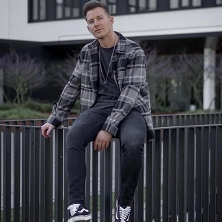 Comment porter une chemise à manches longues en flanelle écossaise grise