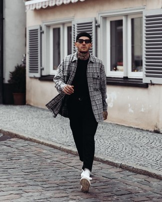 Comment porter une chemise à manches longues en flanelle écossaise grise