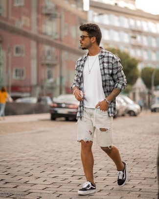 Comment porter une chemise à manches longues en flanelle écossaise grise