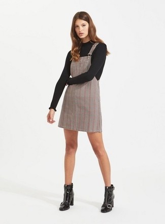 Comment porter une robe chasuble écossaise grise