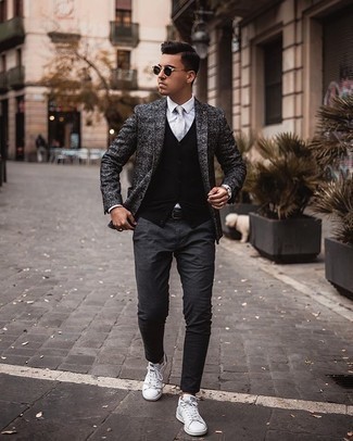 Comment porter un blazer en laine écossais gris à 20 ans