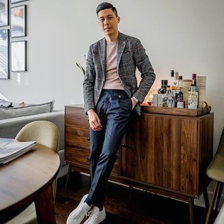 Comment porter un blazer en laine écossais gris à 20 ans