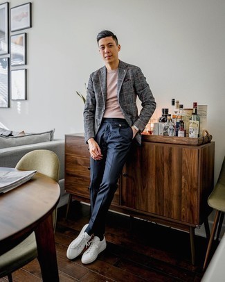 Comment porter un blazer en laine écossais gris à 20 ans