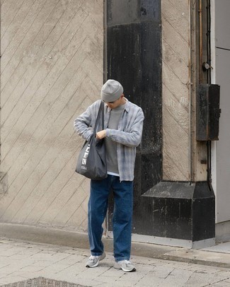 Comment porter un sac fourre-tout en toile imprimé gris