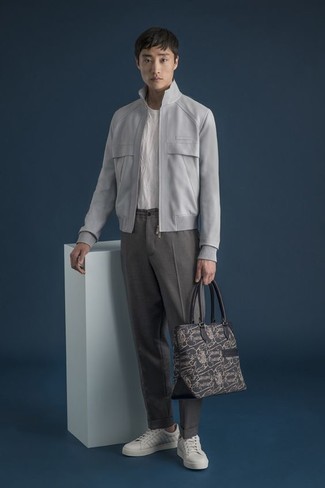 Comment porter un sac fourre-tout en toile imprimé gris