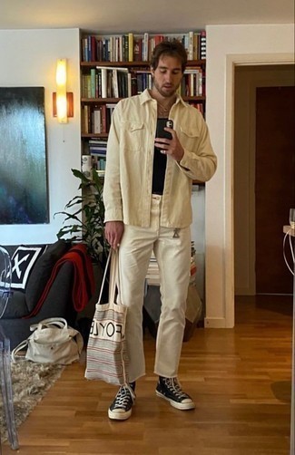 Comment porter un sac fourre-tout en toile imprimé gris