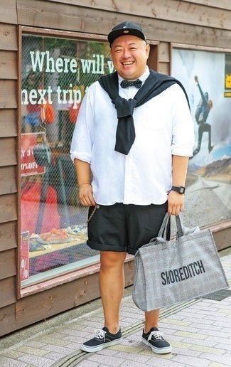 Comment porter un sac fourre-tout en toile imprimé gris