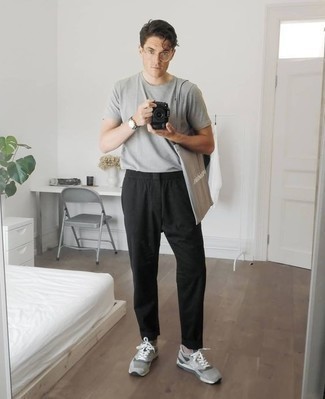 Comment porter un sac fourre-tout en toile imprimé gris